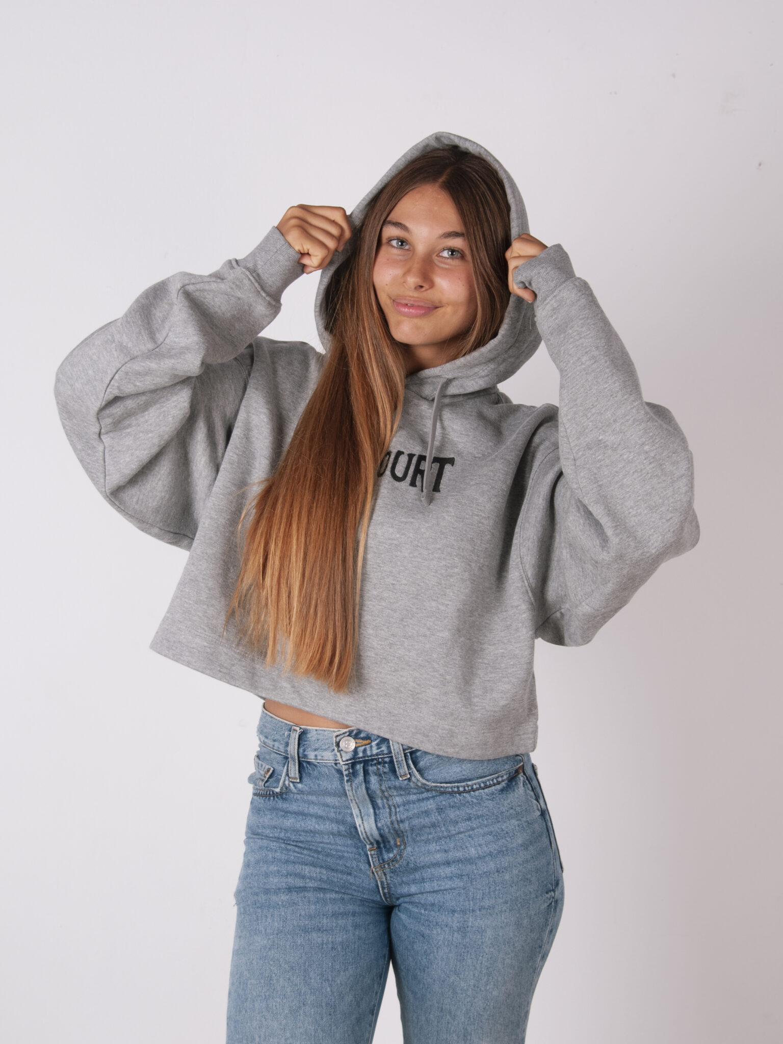 Modelo con sudadera oversize gris Cozy de Raycourt, estilo urbano