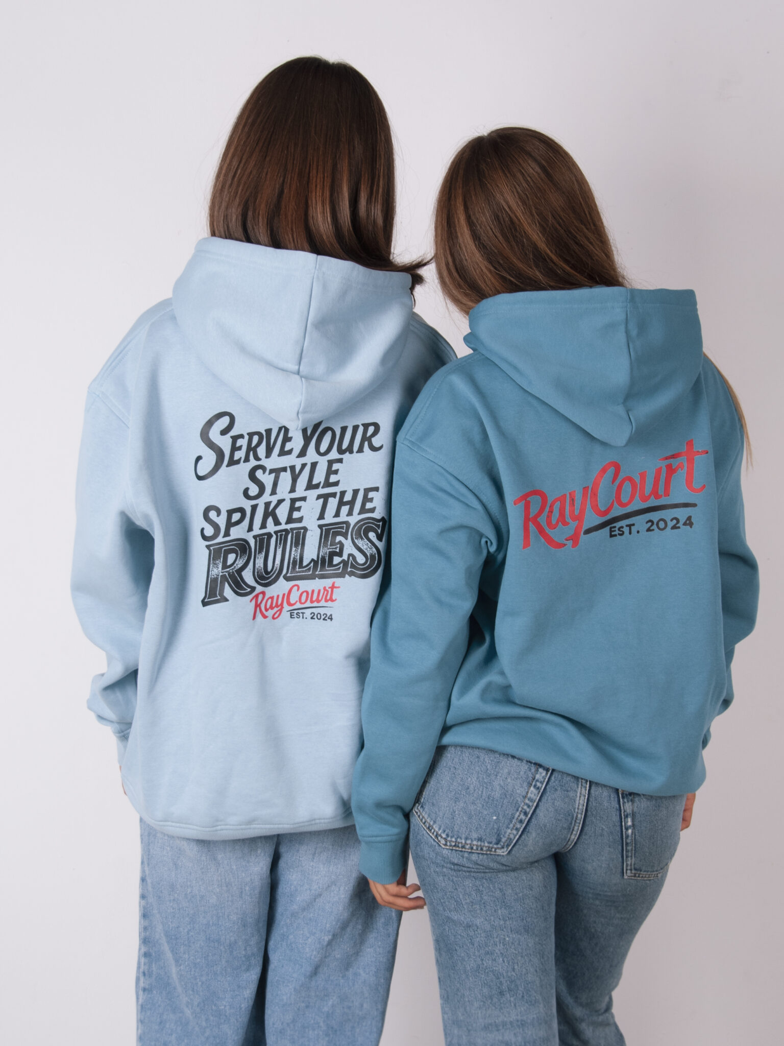 Modelos de espaldas con sudaderas unisex Raycourt celeste y azul mostrando diseño trasero
