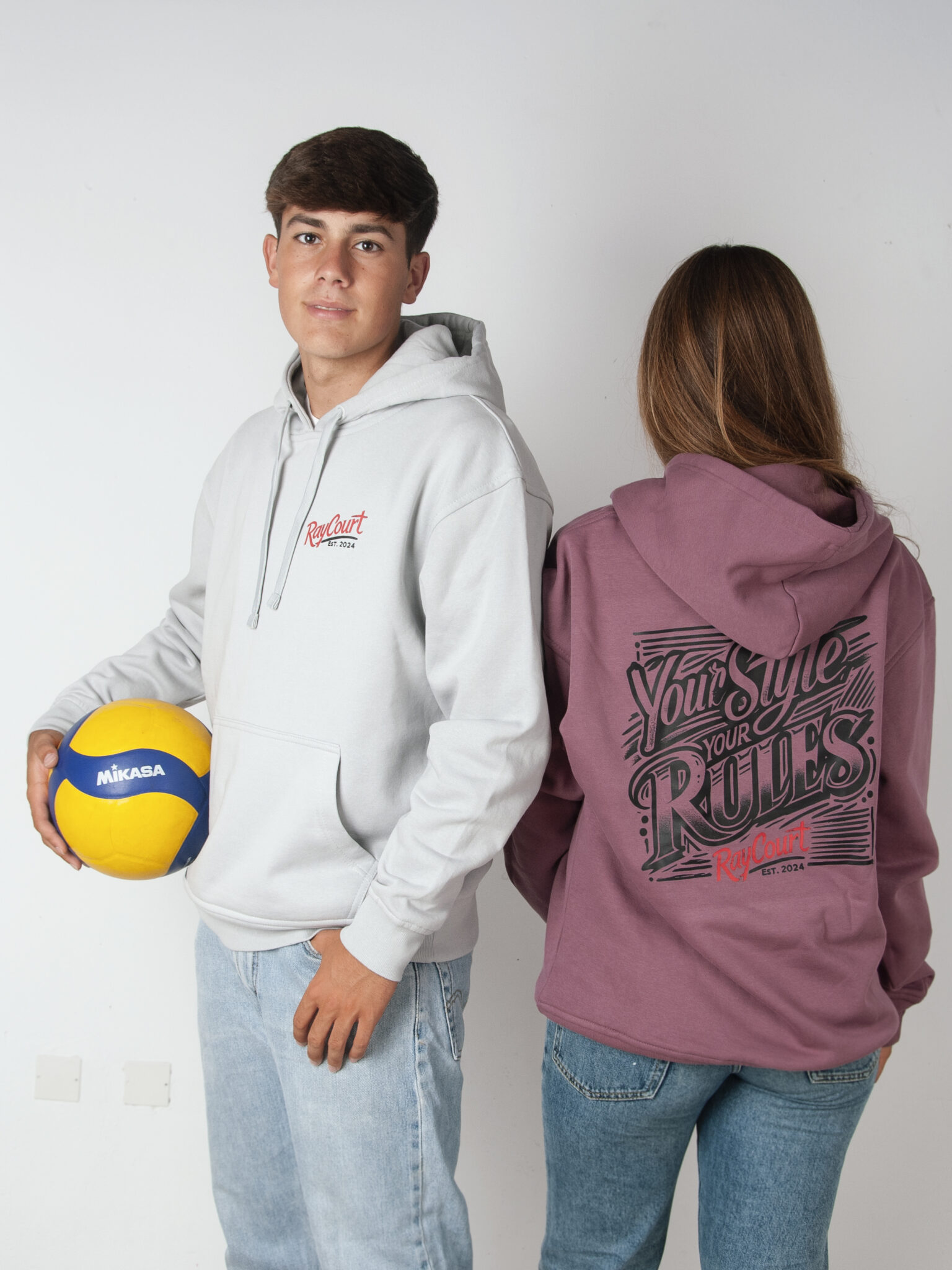Modelos con sudadera oversize gris claro y sudadera cereza de Raycourt con balón de vóley